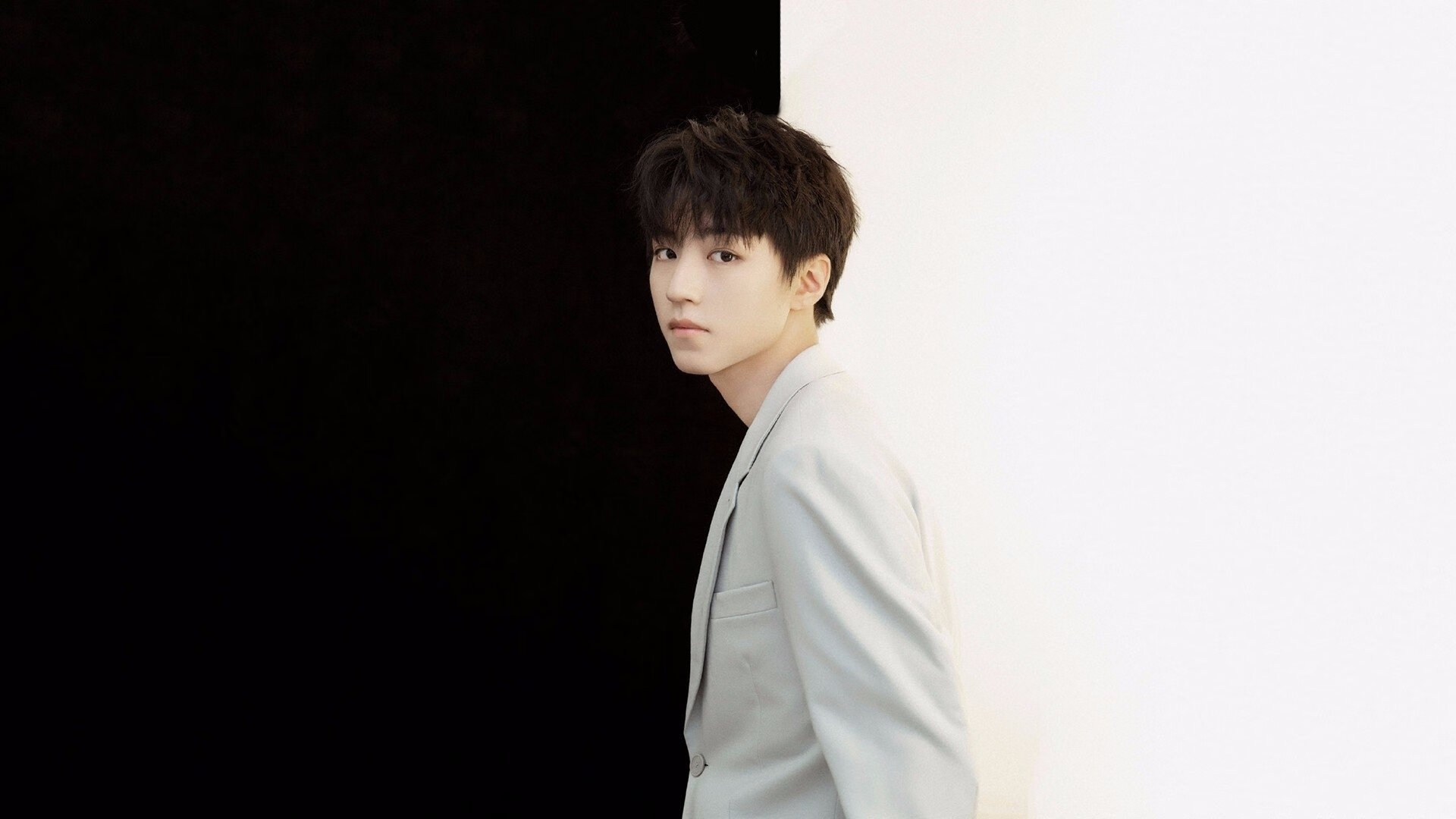 爱游戏官方-德甲：汉堡2-0完胜弗莱堡，后防线表现稳健，汉堡球队最近比赛