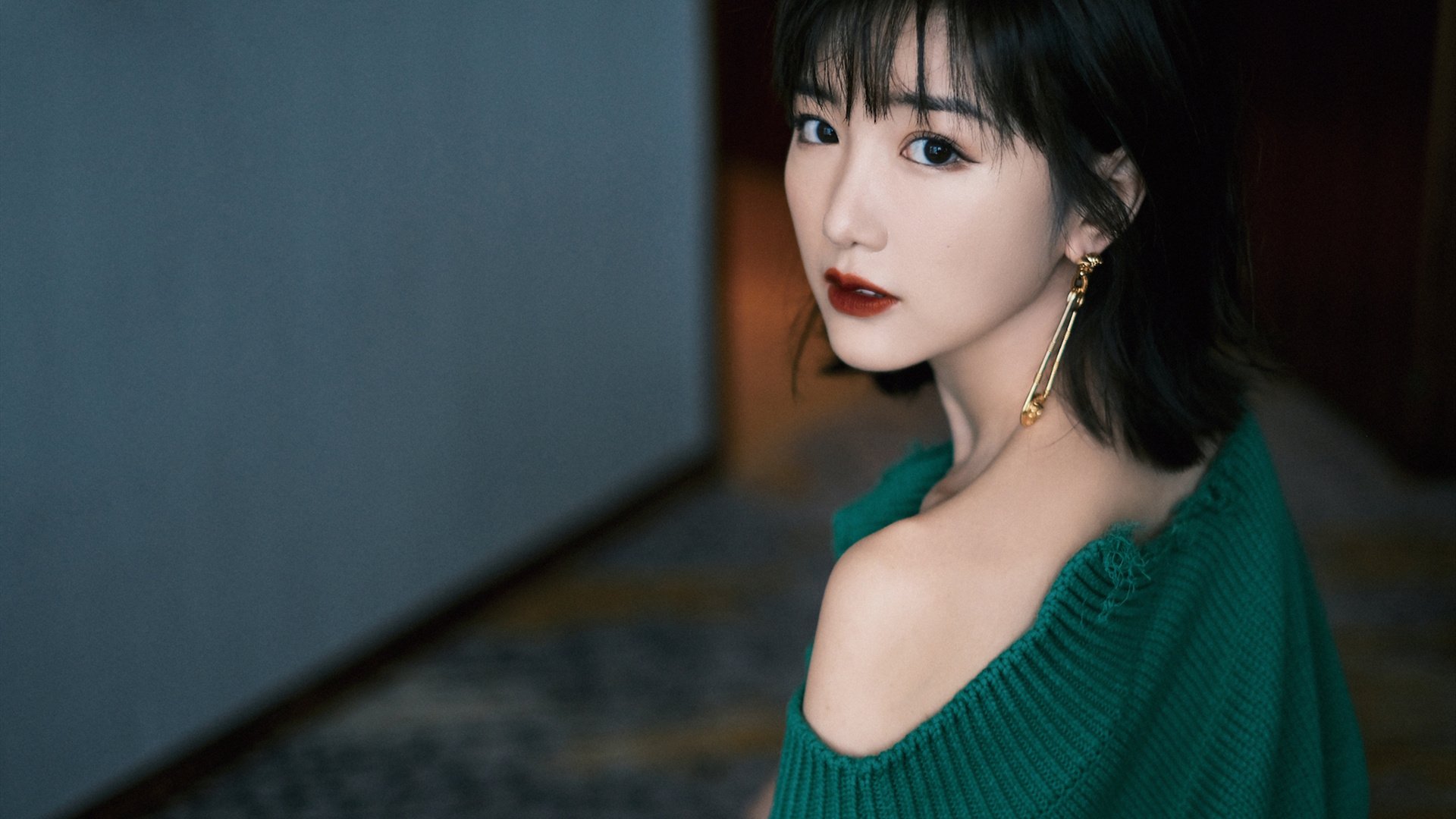 爱游戏体育官方网站-湖人队迎来关键战役，詹姆斯期待再展神威，湖人官推发布詹姆斯入场照