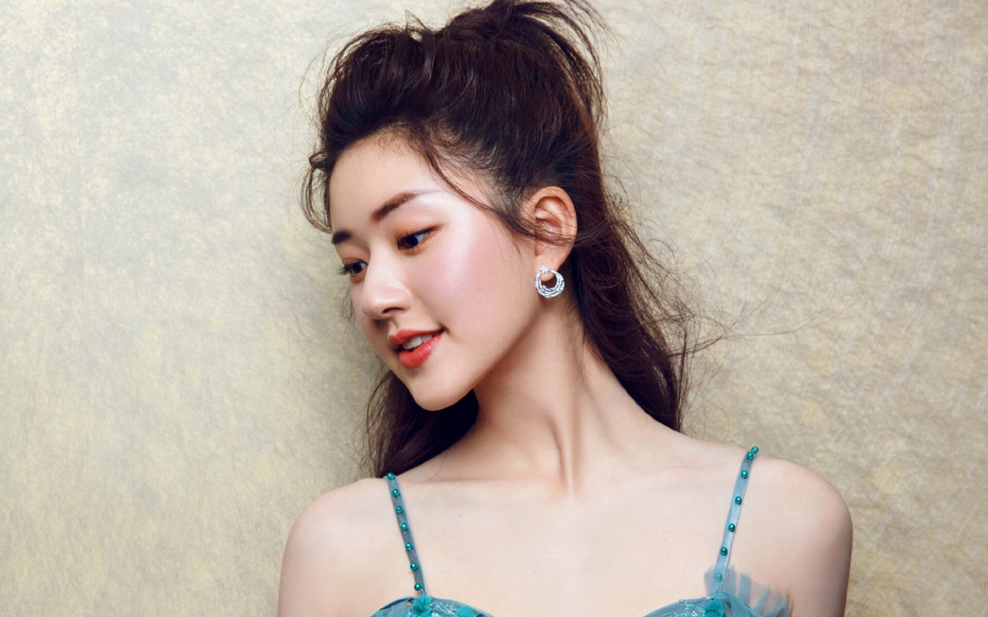 爱游戏电竞官网-队友之间的默契合作：赛场上的战友情谊，队友和战友